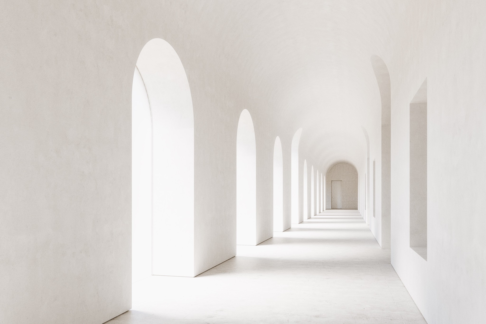 Kloster-Entwurf: Sehr heller, leerer Innenraum mit glatten weißen Putzwänden, hellem Boden und einem einzelnen Holzstuhl rechts an der Wand; asketische Stille und viel negativer Raum.
