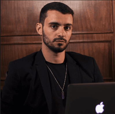 Patricia: Fotografia de uma mulher sorrindo e olhando para a câmera. Ele veste um camisa simples.