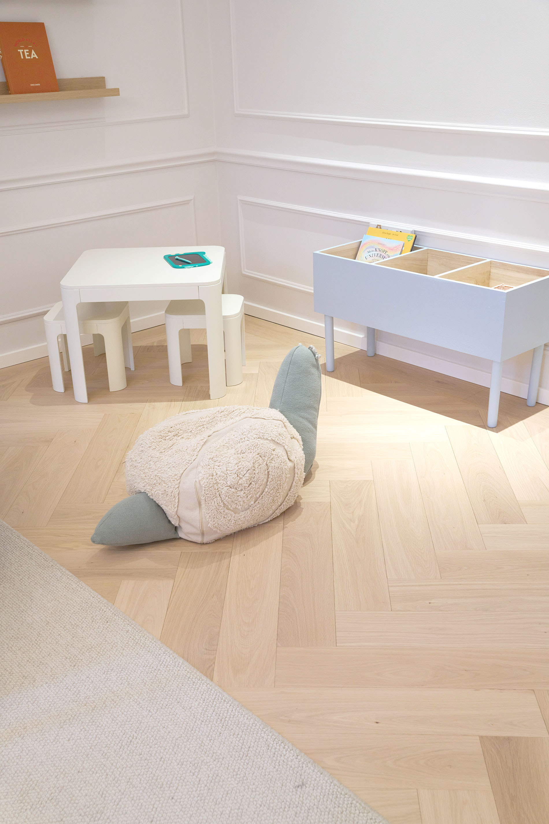 Kinderecke im KOVIVA Dental Studio mit Kindertisch, Hockern und Sitzkissen