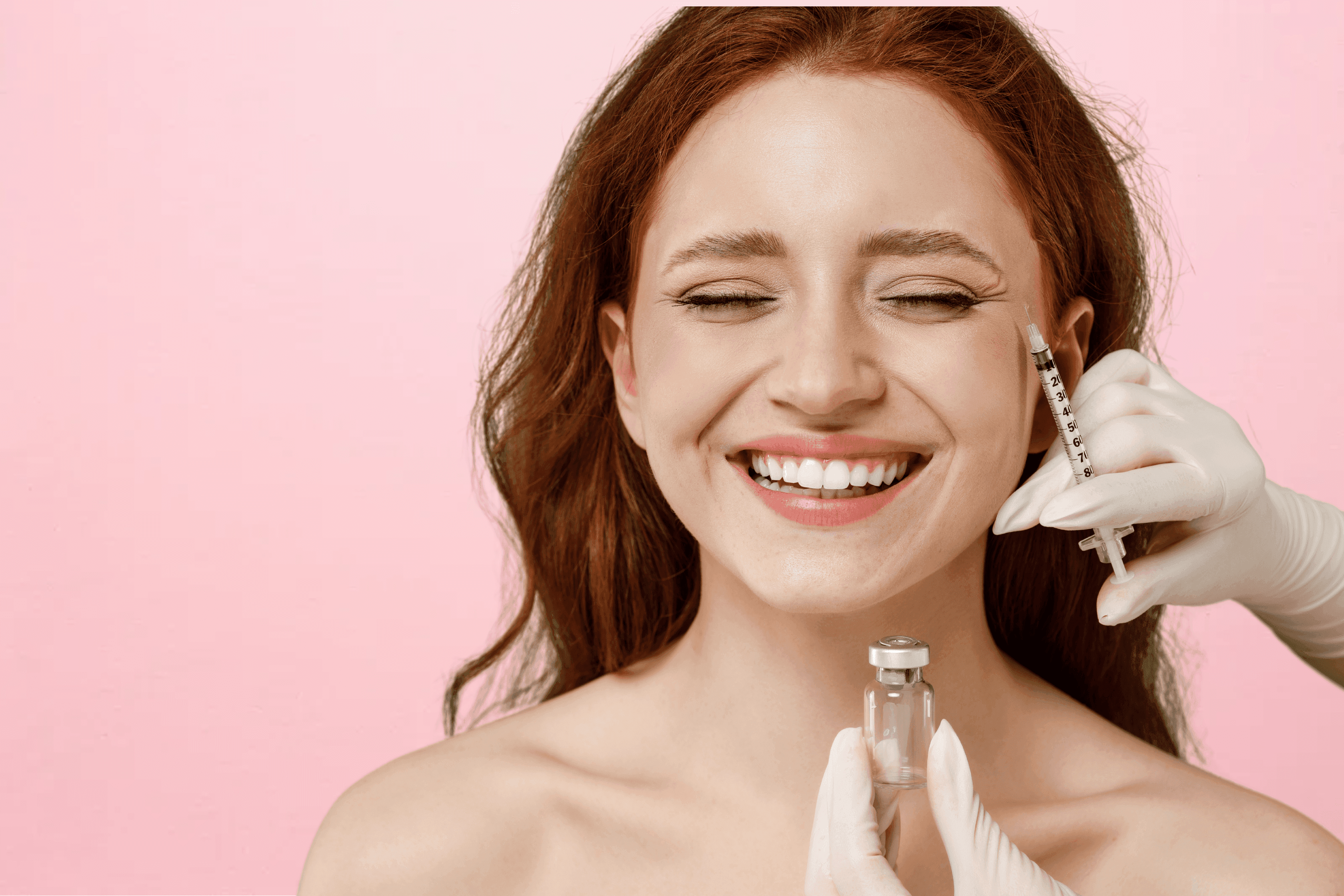 Uśmiechnięta kobieta podczas zabiegu mezoterapii i aplikacji stymulatorów tkankowych.