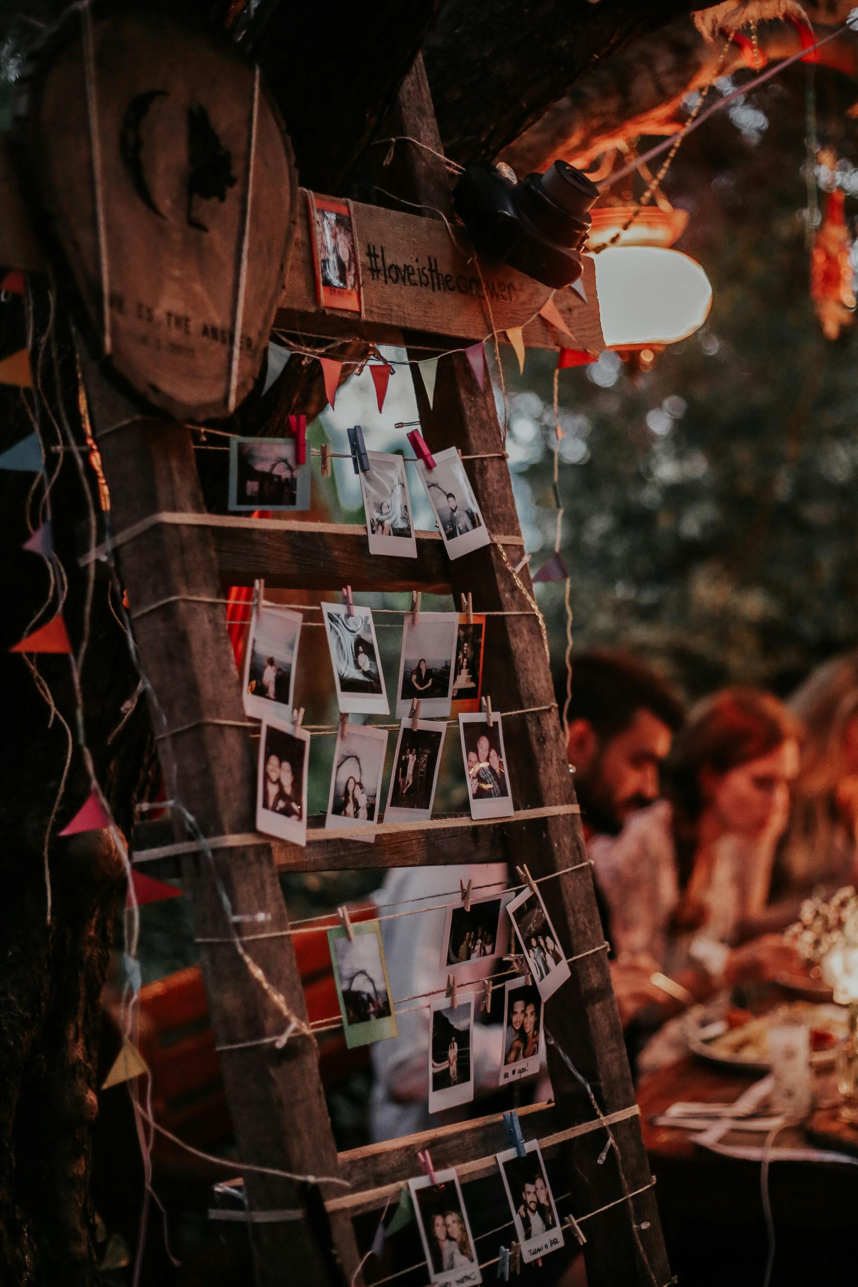 charming-ladder-photo-display-with-polaroids-at-an-outdoor-evening-gathering,-su - taha-samet-arslan (pexels)