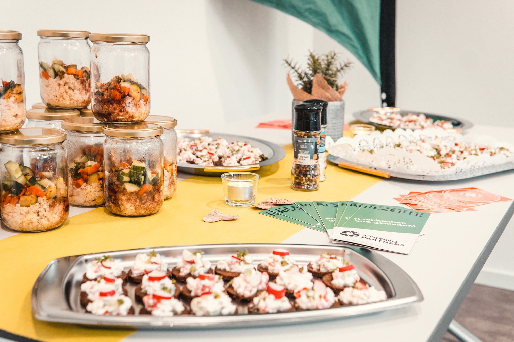 Buffet mit Essen, Schitten und om Gläsern gefüllten Salaten