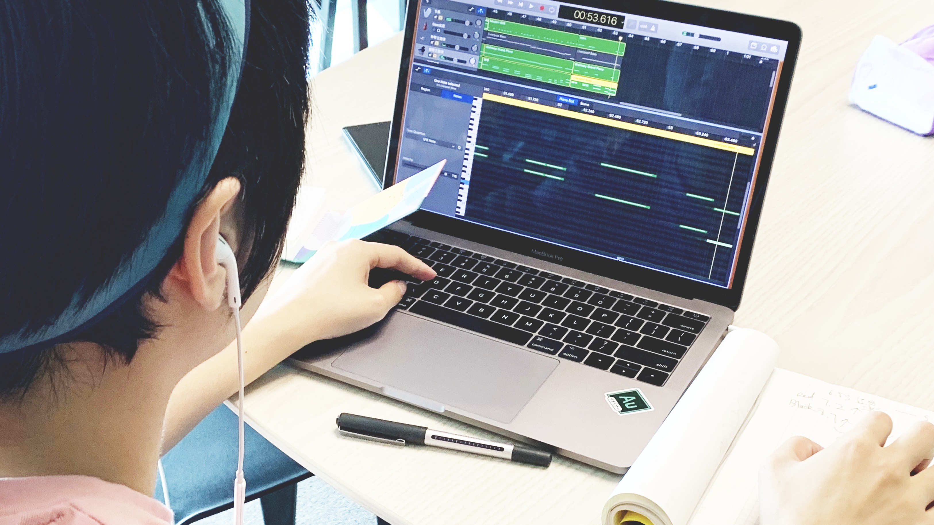 正在录音的学生