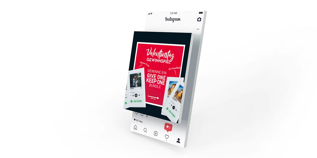 Dreidimensionales Mockup eines Instagram-Posts, der ein rotes Valentinstag-Gewinnspiel-Banner mit dem Text "GEWINNE EIN GIVE ONE KEEP ONE BUNDLE" zeigt. 