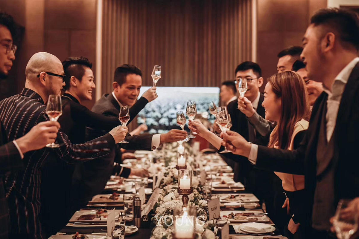 香港中小型企業開幕剪綵儀式現場，提供精緻商務酒會小食及紅酒統籌，適合周年晚宴與品牌發佈會。