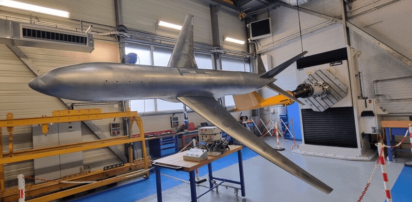 Maquette d'avion grandeur nature suspendue dans un hall d'essais de l'ONERA