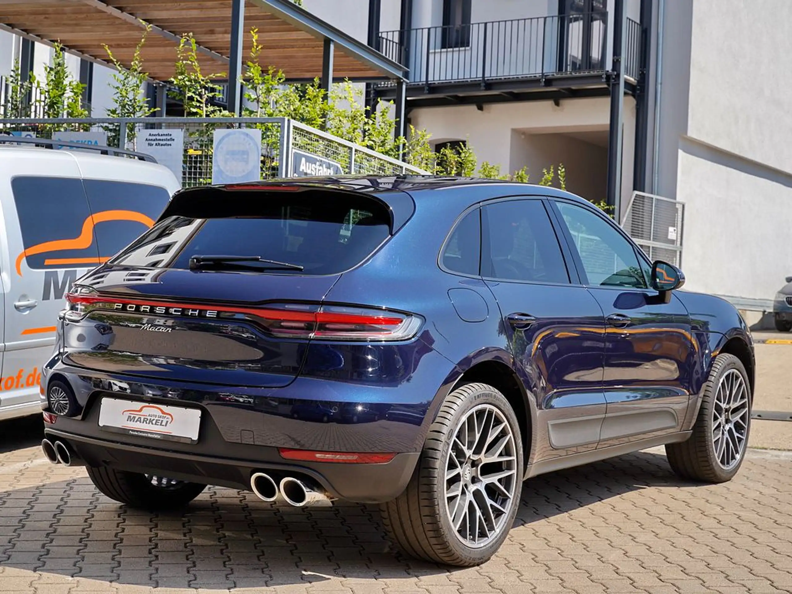 Porsche Macan | PDK | MwSt. ausweisbar | Panorama | BOSE | Bicolor-Leder Nachtblau | 21" RS Spyder | Sportabgas | AHK |