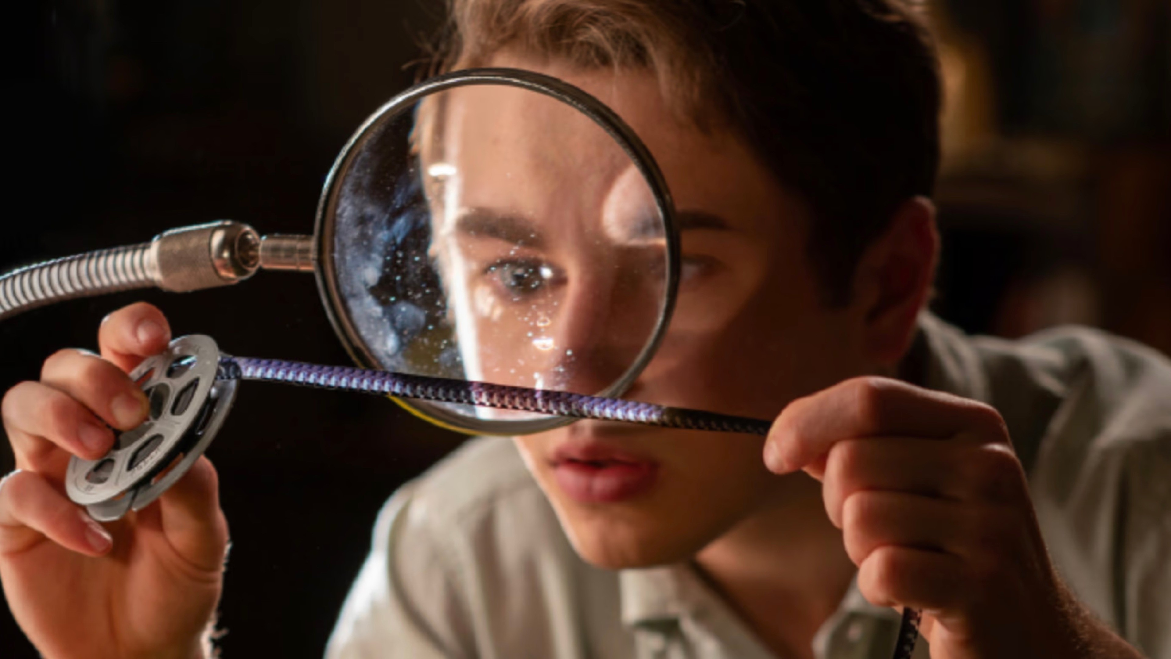 한예종 영화과 특별전형 외국어 입시 안내 - 영화 파벨만스에서 소년이 돋보기로 8mm 필름 릴을 들여다보는 장면