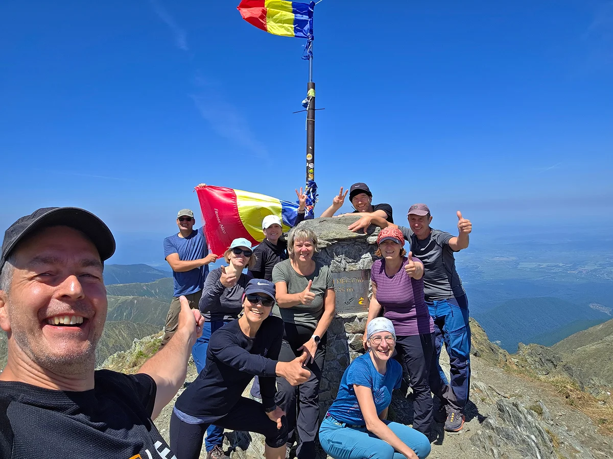 Selfie der Reisegruppe am Gipfel