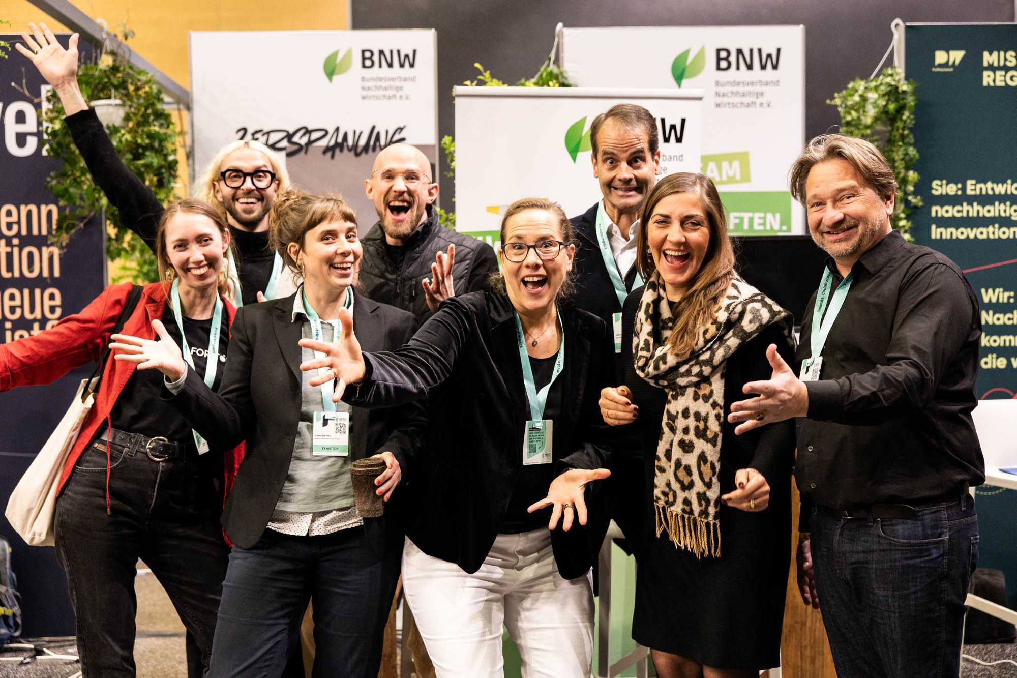 Zwei Geschäftspersonen stehen an einem Konferenztisch und diskutieren intensiv