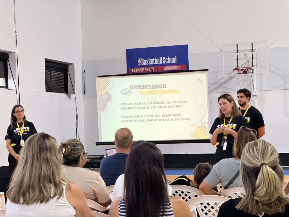 Equipe pedagógica da Escola Santa Mônica apresenta projetos educacionais durante o Family Fórum com participação das famílias.