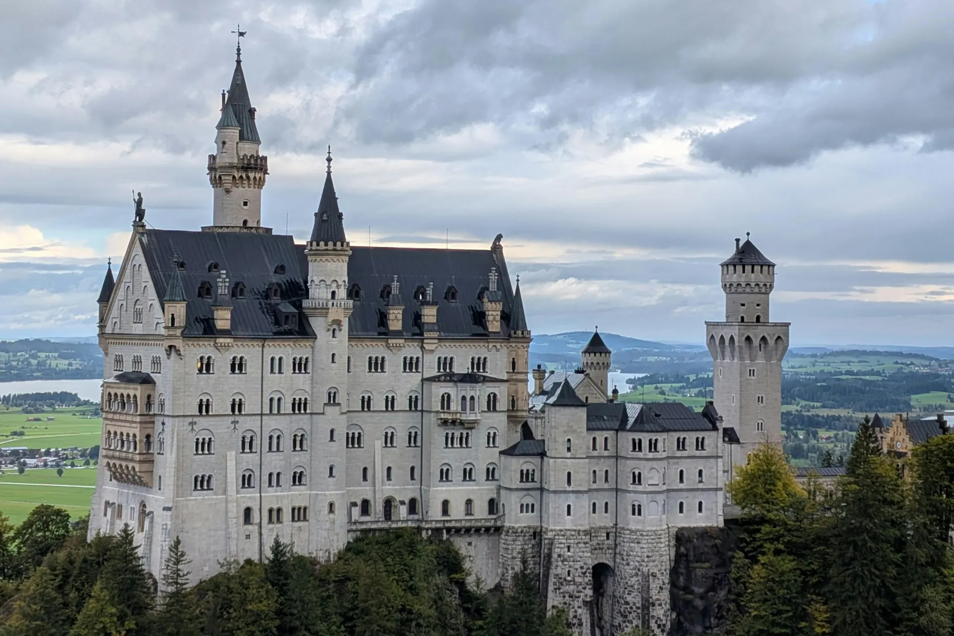 Schloss Neuschwanstein in Bayern. Fotografiert mit blauem bewölktem Himmel.