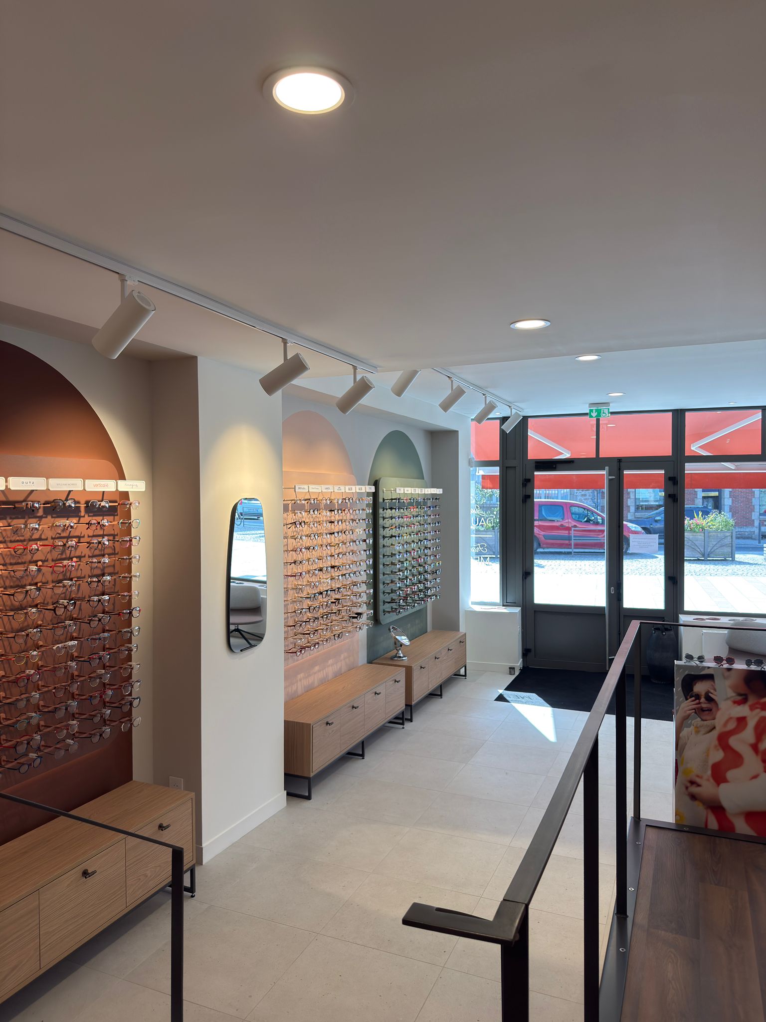Intérieur de la boutique d'optique La Lunetterie Paimpolaise à Paimpol