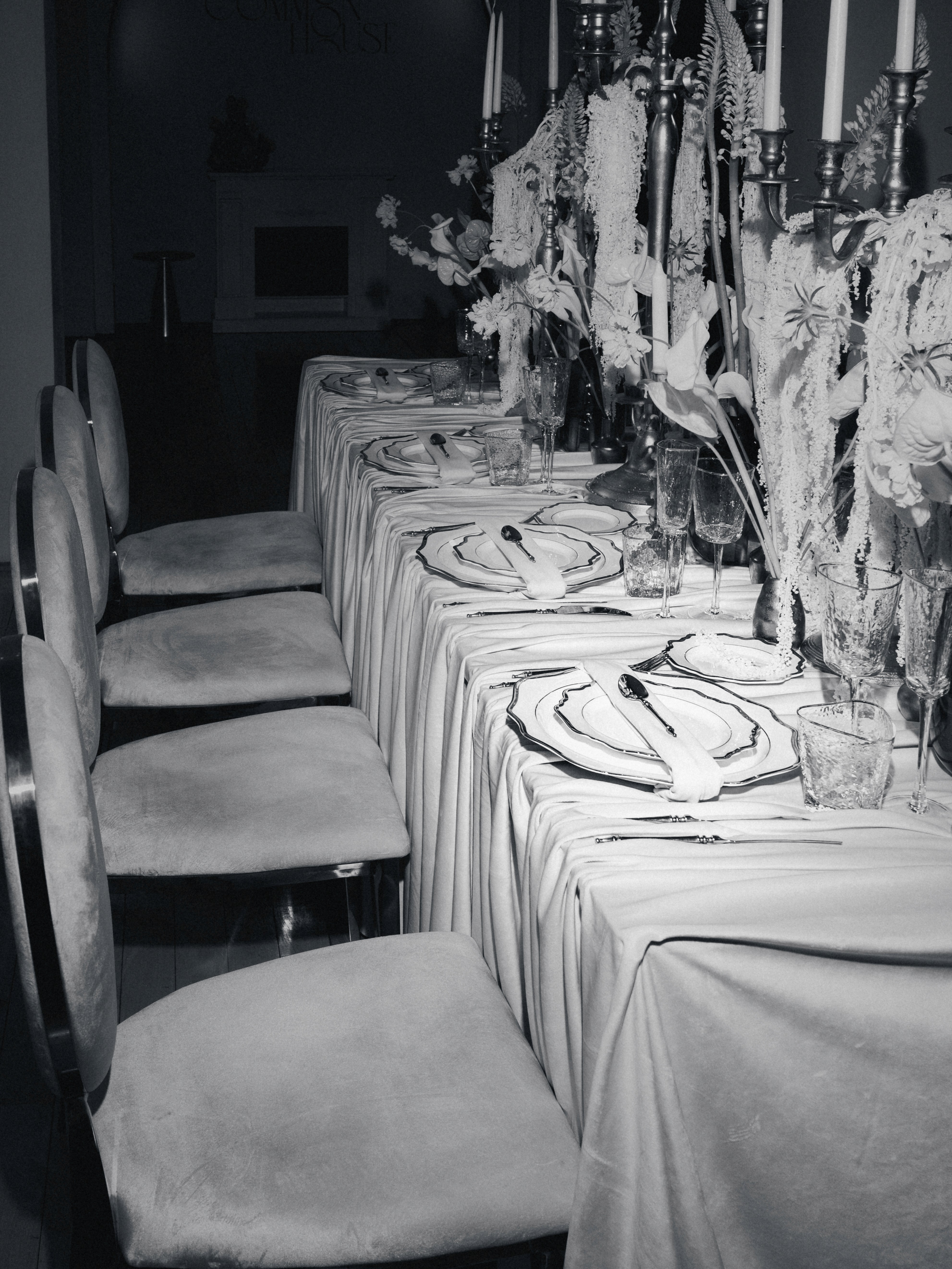 Fotografie alb-negru cu aranjament sofisticat de nuntă și atmosferă elegantă, detalii surprinse într-un stil editorial modern.