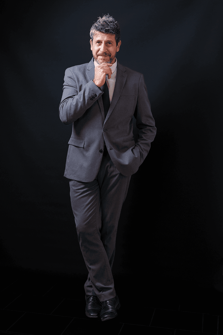 Portrait  professionnel homme debout en studio