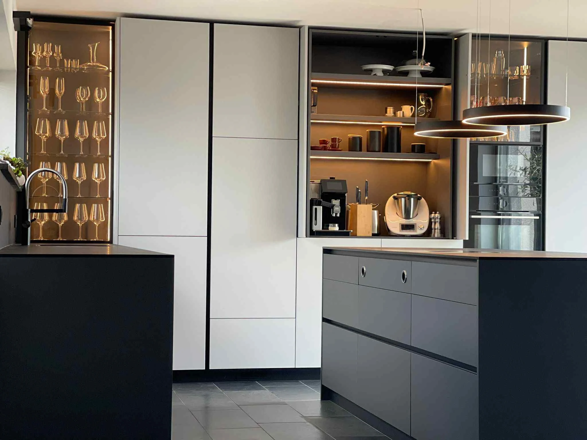 Détail — suspension minimaliste avec lumière chaude.