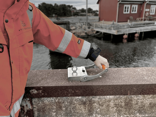 Willy magnet being demonstrated