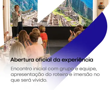 Apresentadora da Livare Viagens conduz a abertura oficial do Circuito Andino, com grupo de viajantes reunidos em auditório e imagem de Machu Picchu ao fundo no telão.
