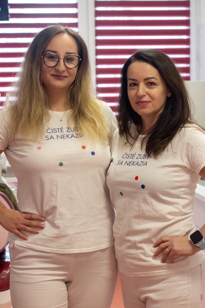 Tamara Madleňáková a Bc. Mária Mojšová na spoločnej fotografii v ambulancii ANN Dental.