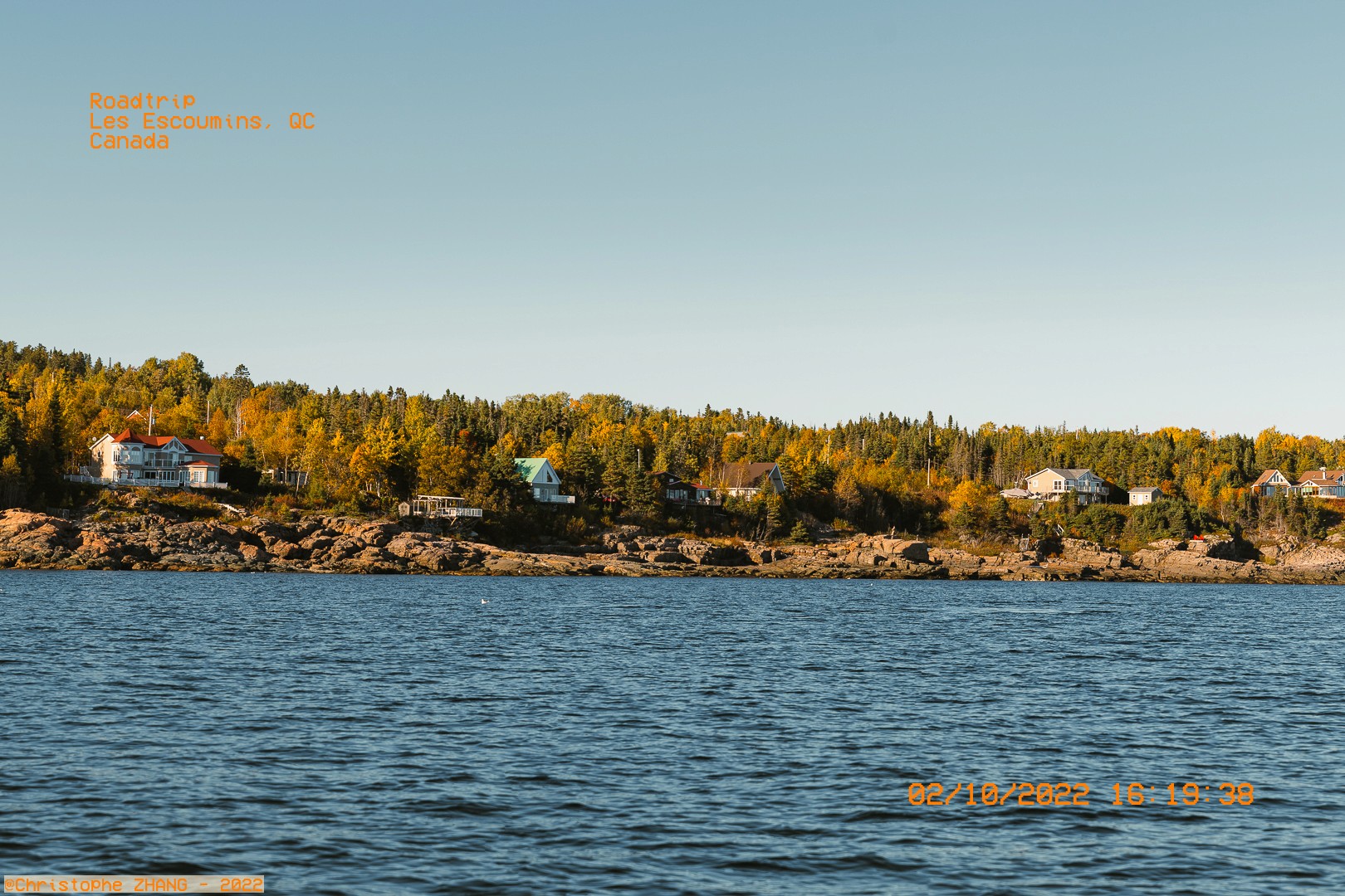 Maisons et forêt d’automne sur le littoral, Les Escoumins