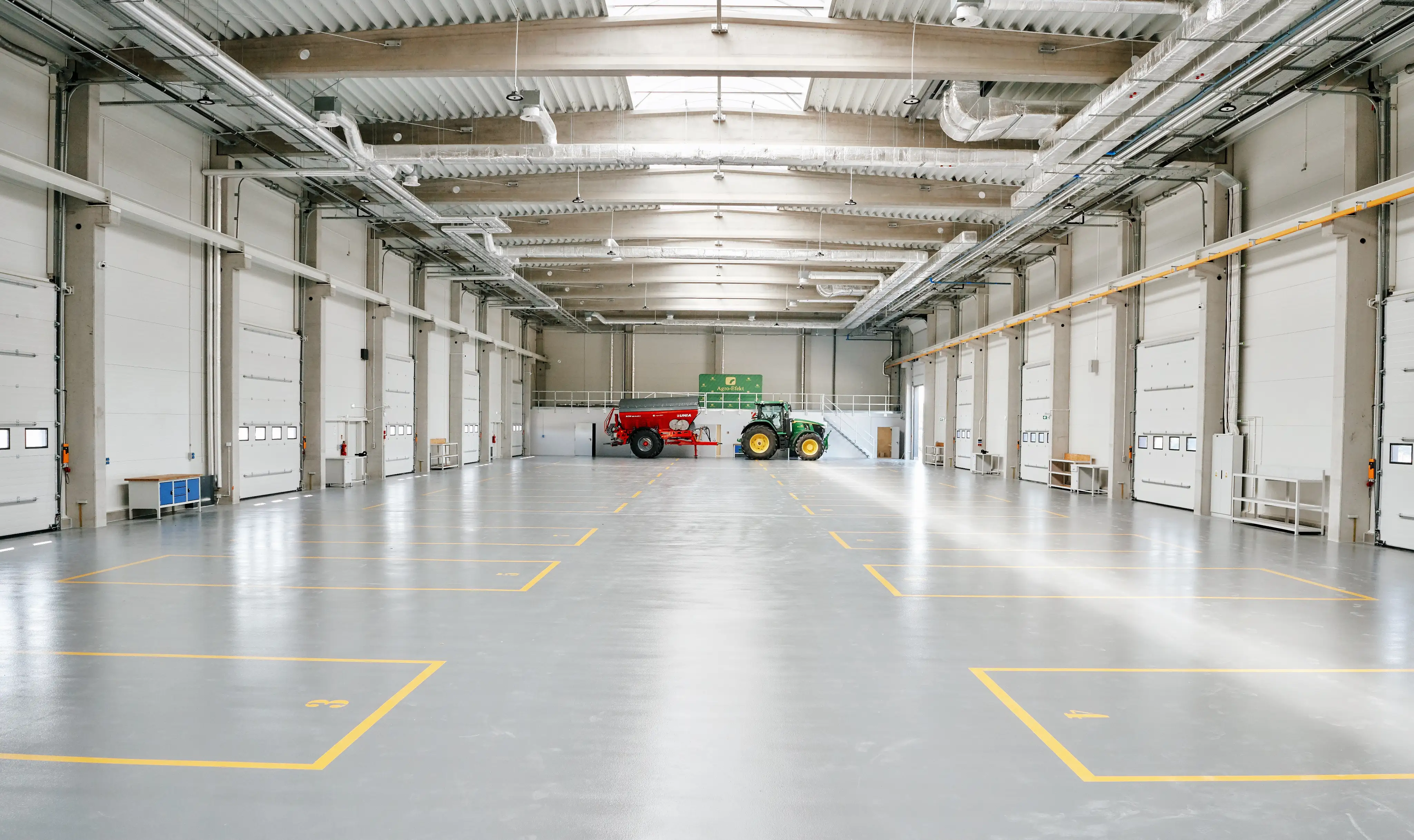 SALON JOHN DEERE w Syców - detal realizacji