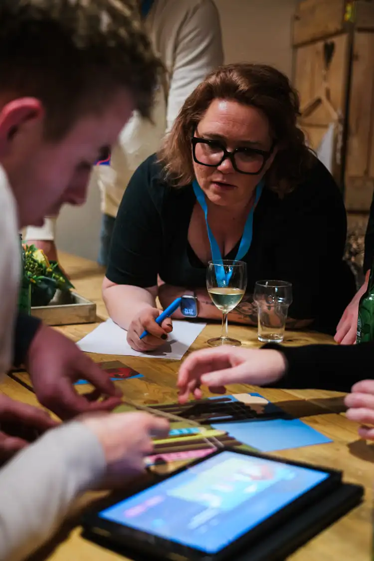 Deelnemers puzzelen tijdens een teambuilding activiteit van The Box Company