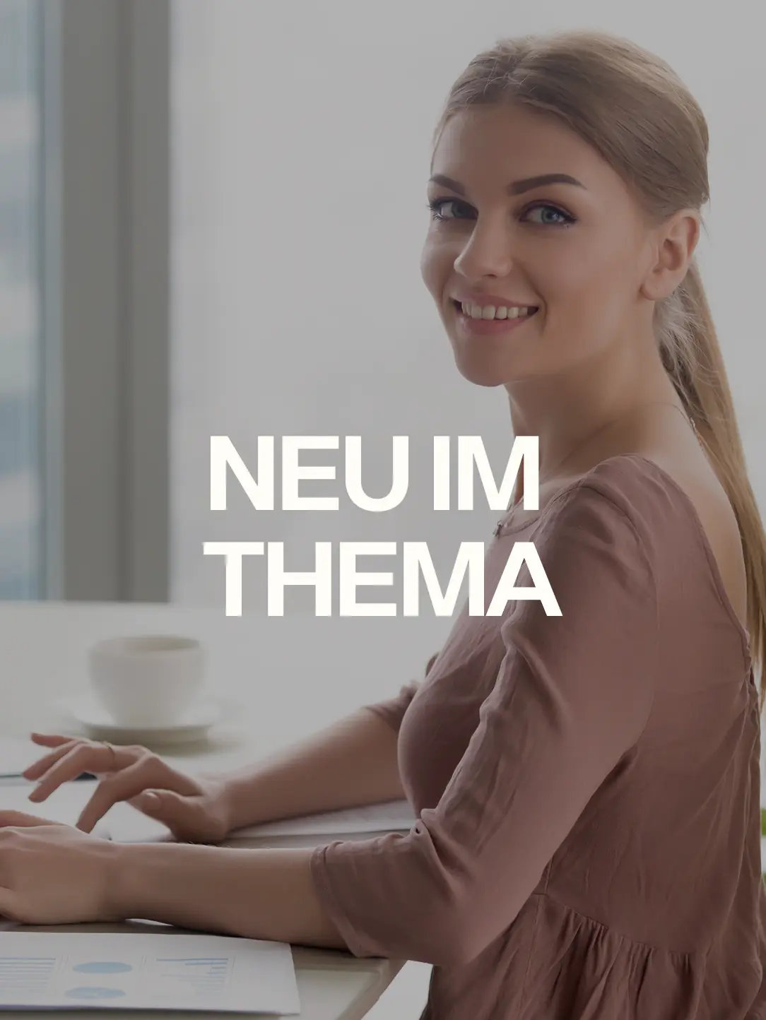 Frau am Tisch sitzend