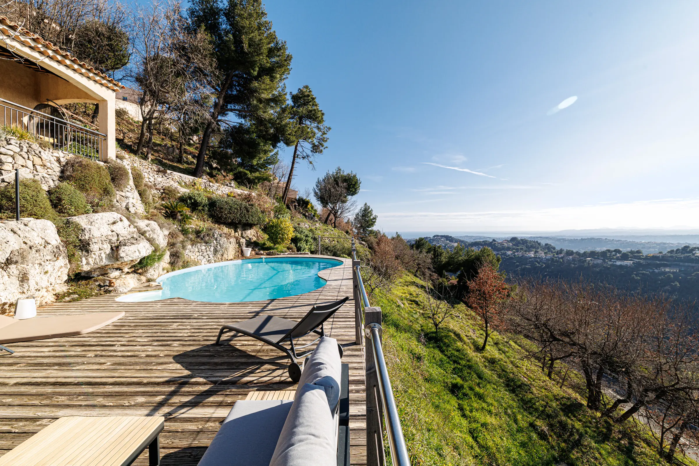 Photographie d'une terrasse ensoleillée vue mer avec piscine.