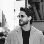 Retrato en blanco y negro de Javier Quest, emprendedor y referente en negocios digitales y marca personal.