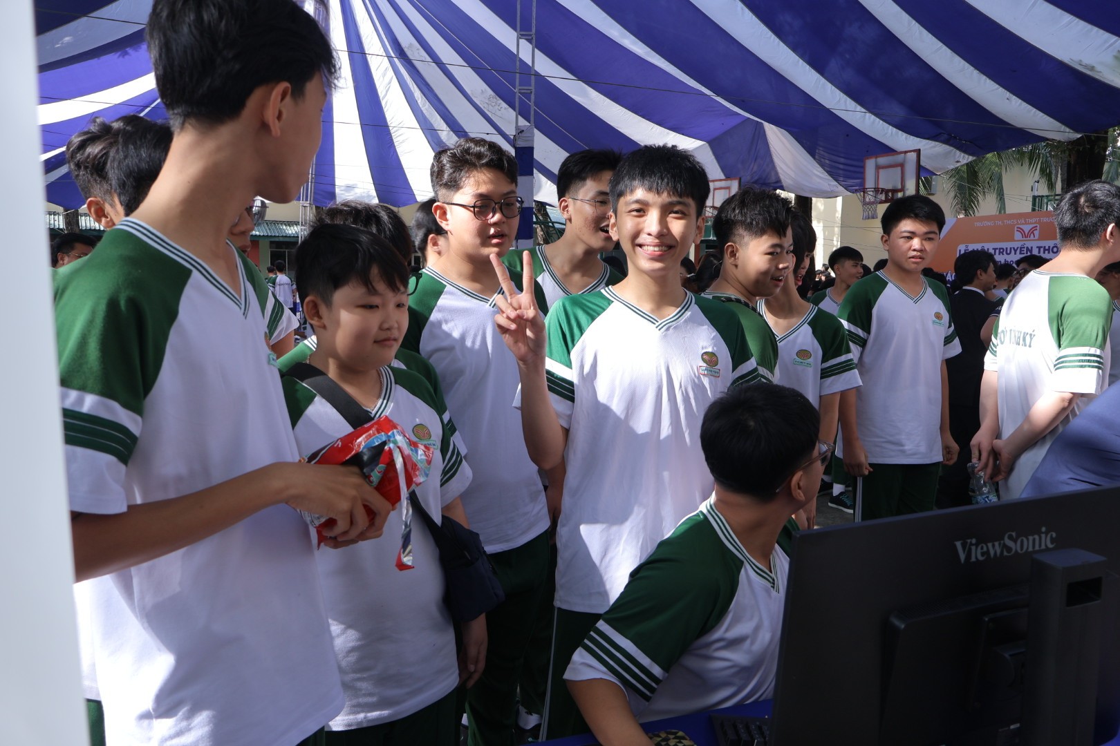 HSU lan tỏa tinh thần học tập tại Lễ hội Truyền thống Trường Trương Vĩnh Ký