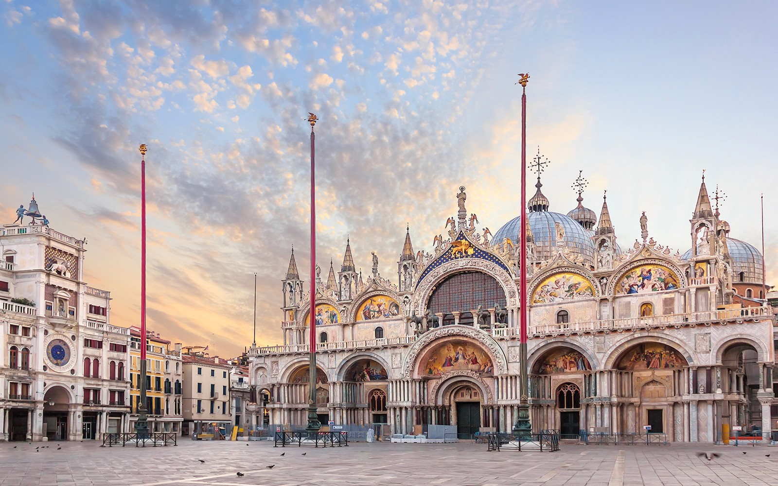 聖馬可大教堂的外 facade 在黎明時分，威尼斯自助音頻導覽。