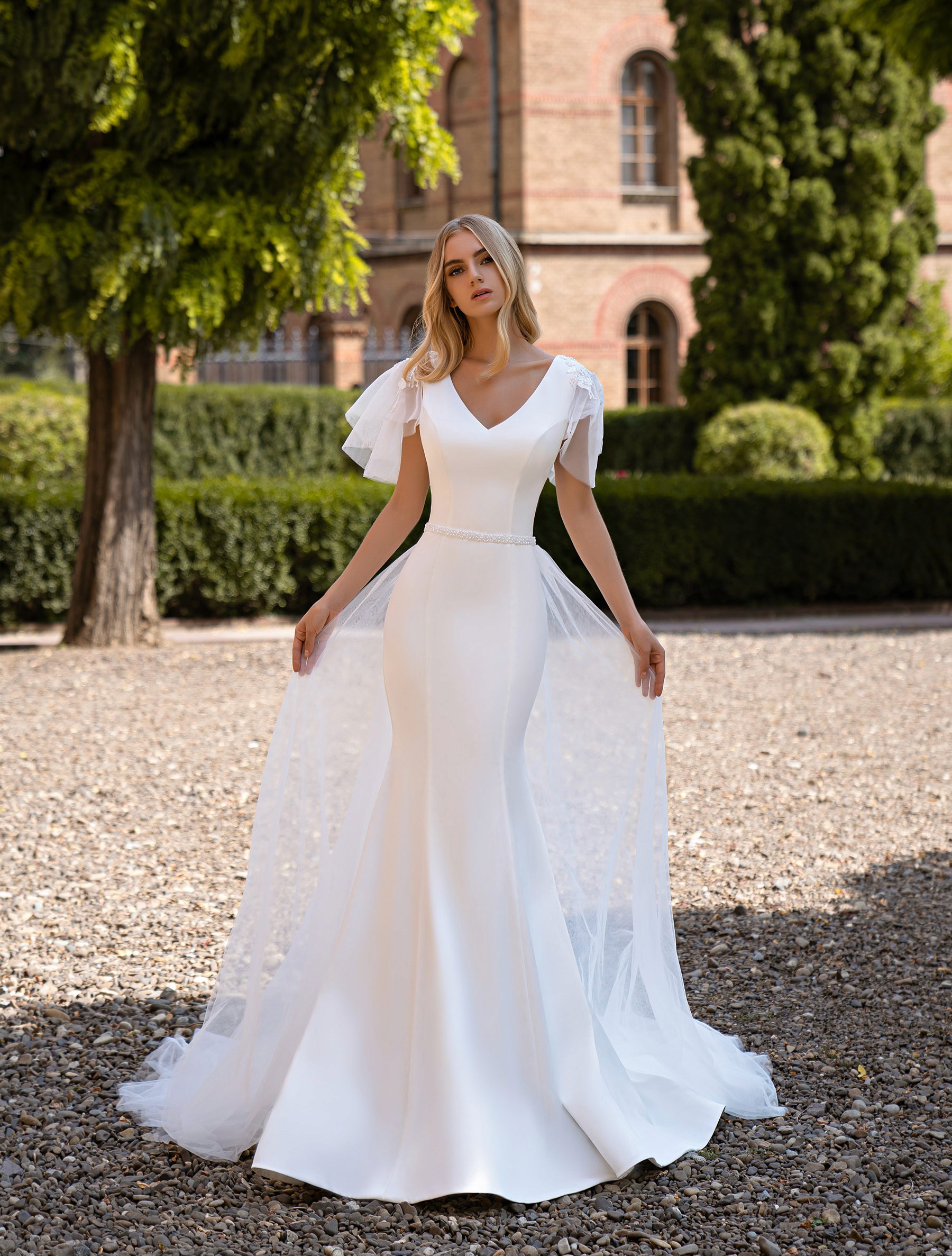 Minimalistische satijnen trouwjurk met mouwtjes – Magnolia Bruidsatelier Deventer