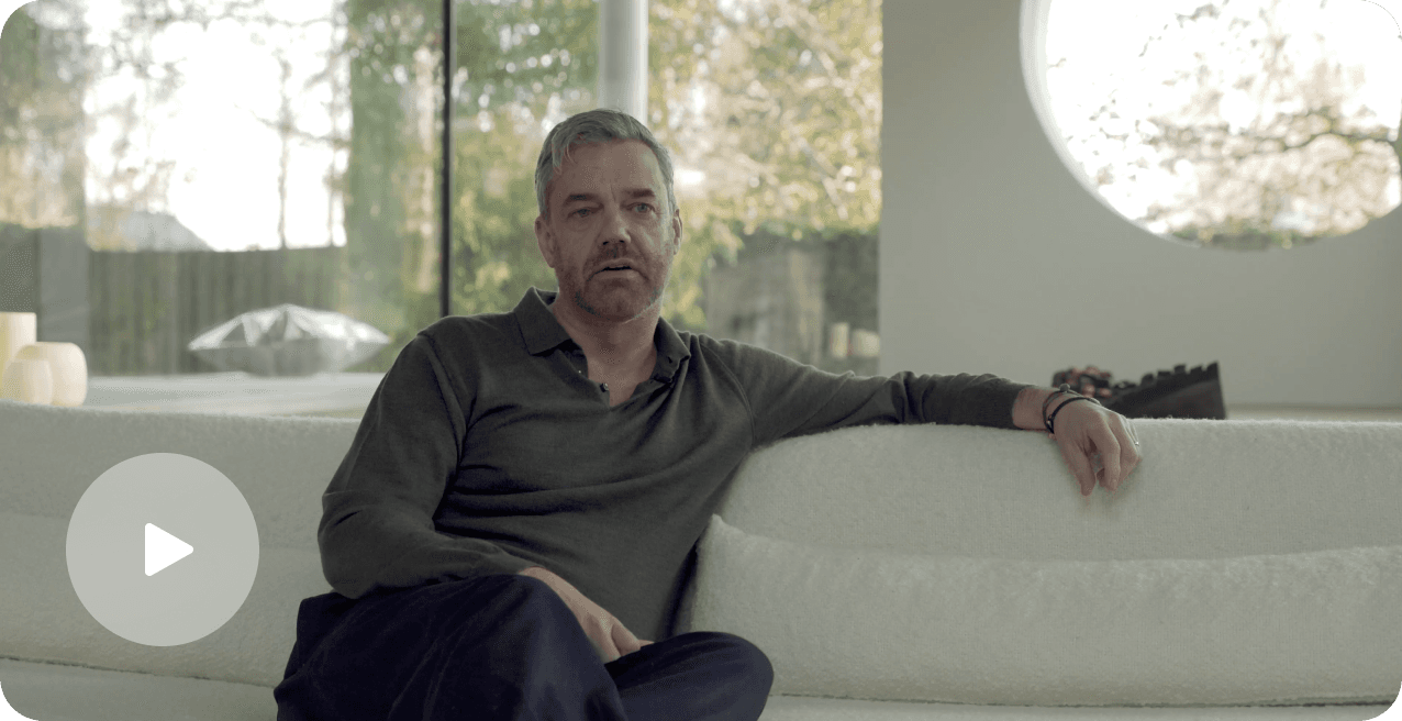Bob Manders, Nederlandse architect en oprichter van Sancts, poserend tegen een neutrale achtergrond
