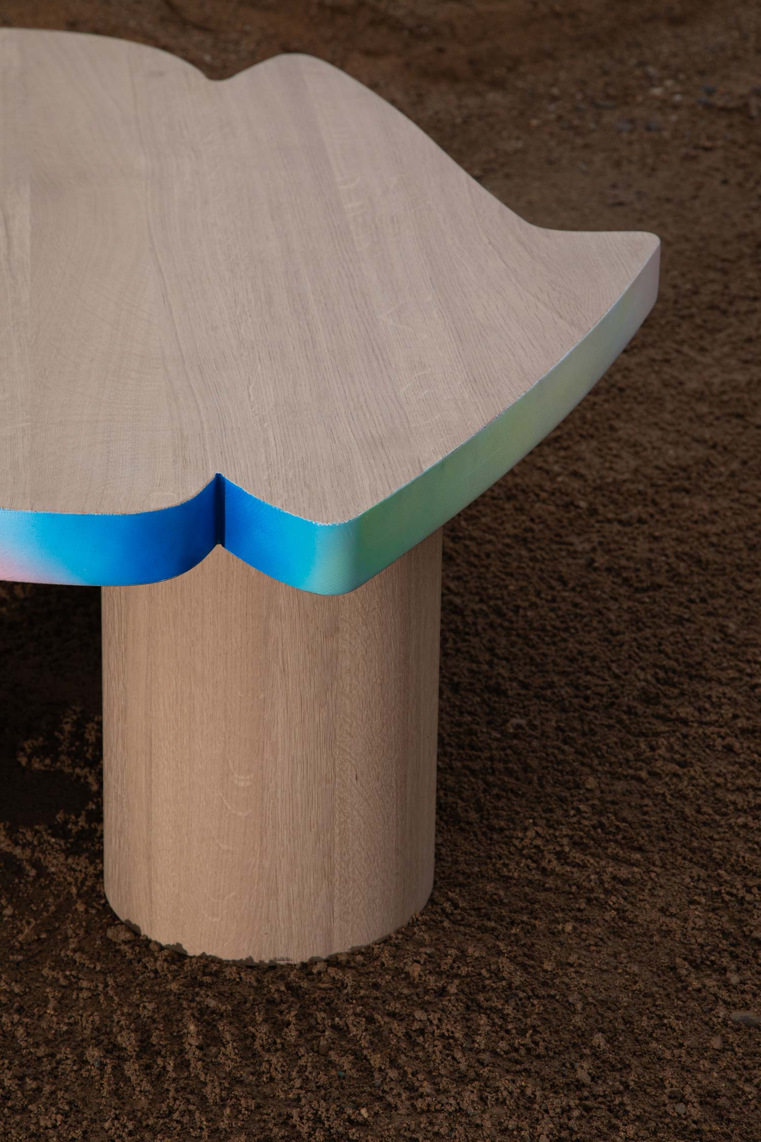 moderní-designový-kávový-stůl-organický-tvar-solid-wood-cloudy-impromptu-design-by-jiri-krejcirik