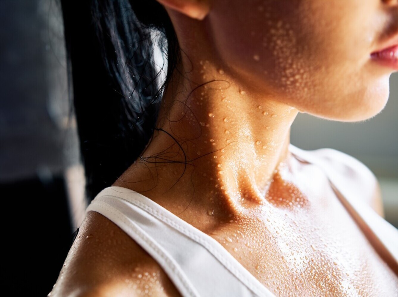 sweaty woman after a tiring gym session to show the relationship between sweating and weight loss