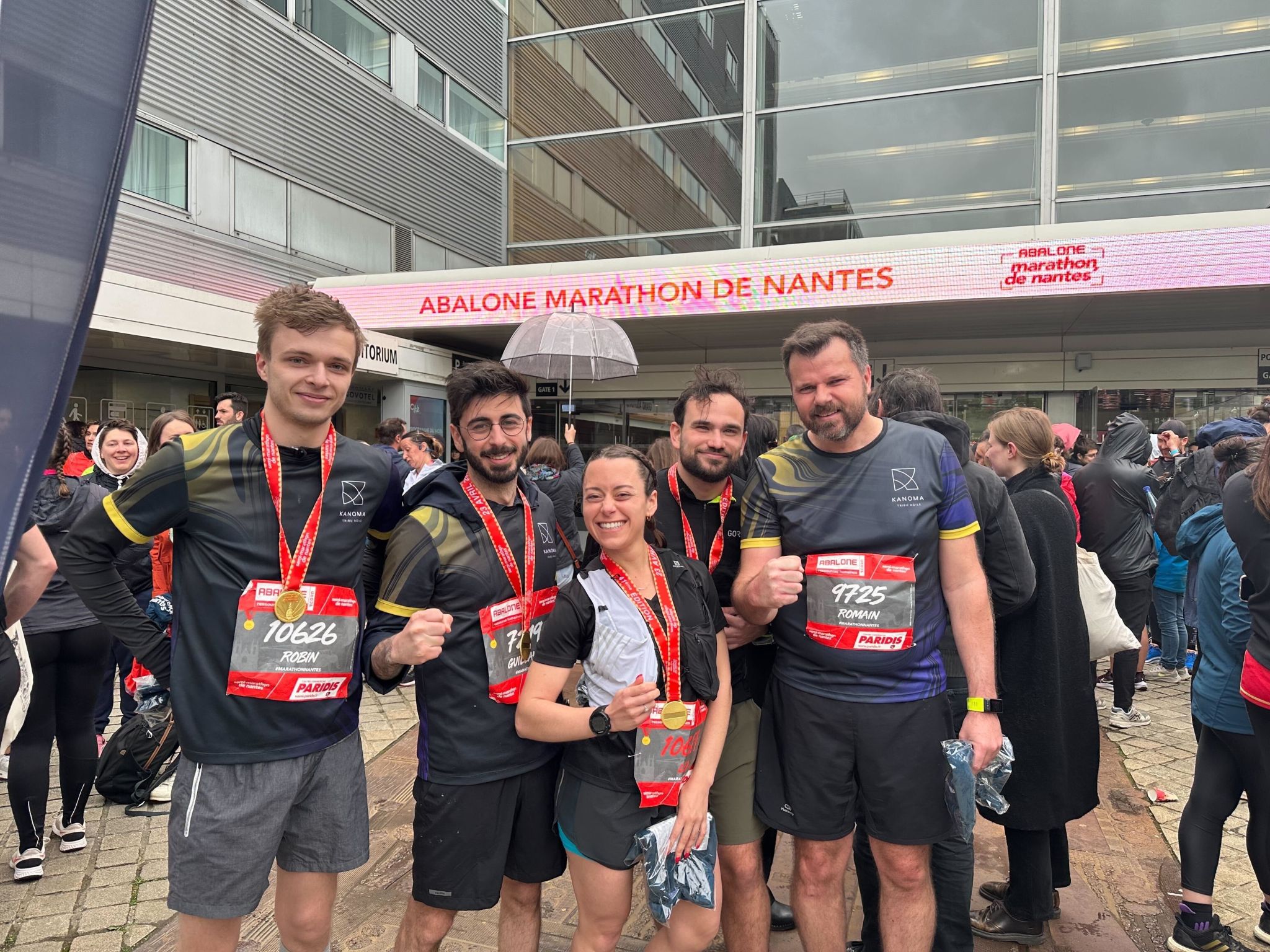 groupe de personnes en tenue de sport qui portent un dossart et une médaille du marathon de Nantes
