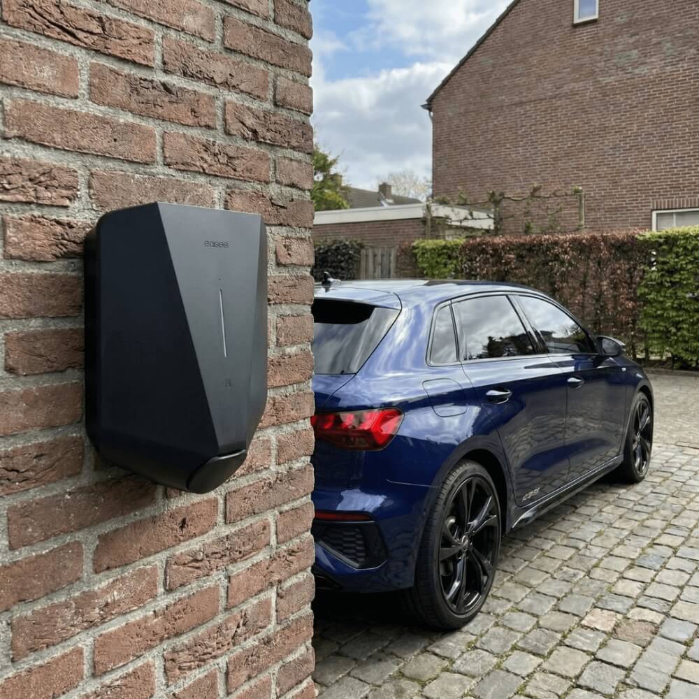 peblas home laadpaal aan de muur