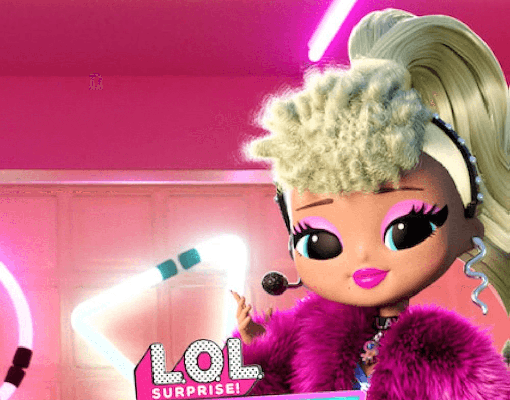 LOL Surprise çizgi filminden bir karakter bebeğin mikrofon tuttuğu bir görsel.