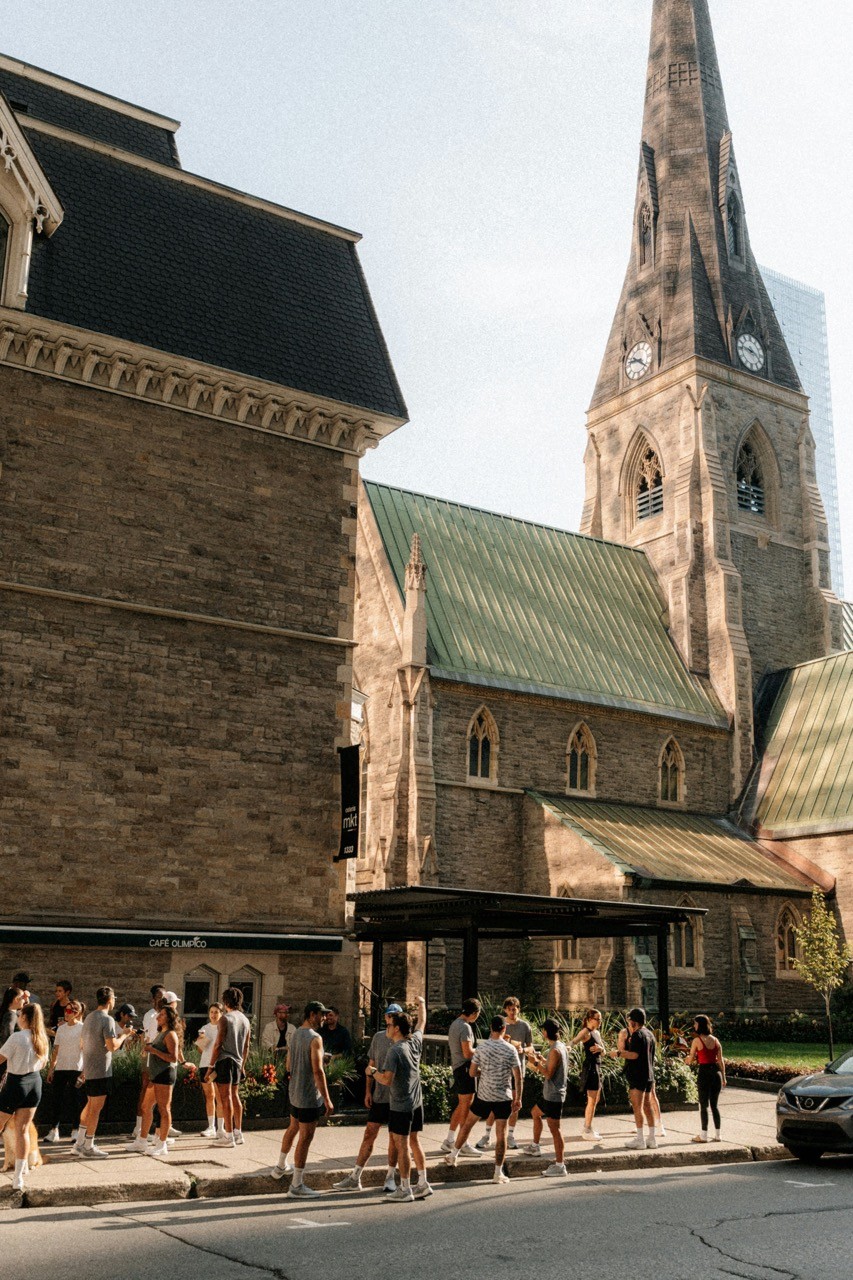 Gruppe trifft sich auf der Straße vor dem Start eines Community-Events