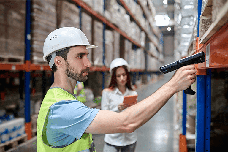Addetti al picking di magazzino che utilizzano scanner e tablet.