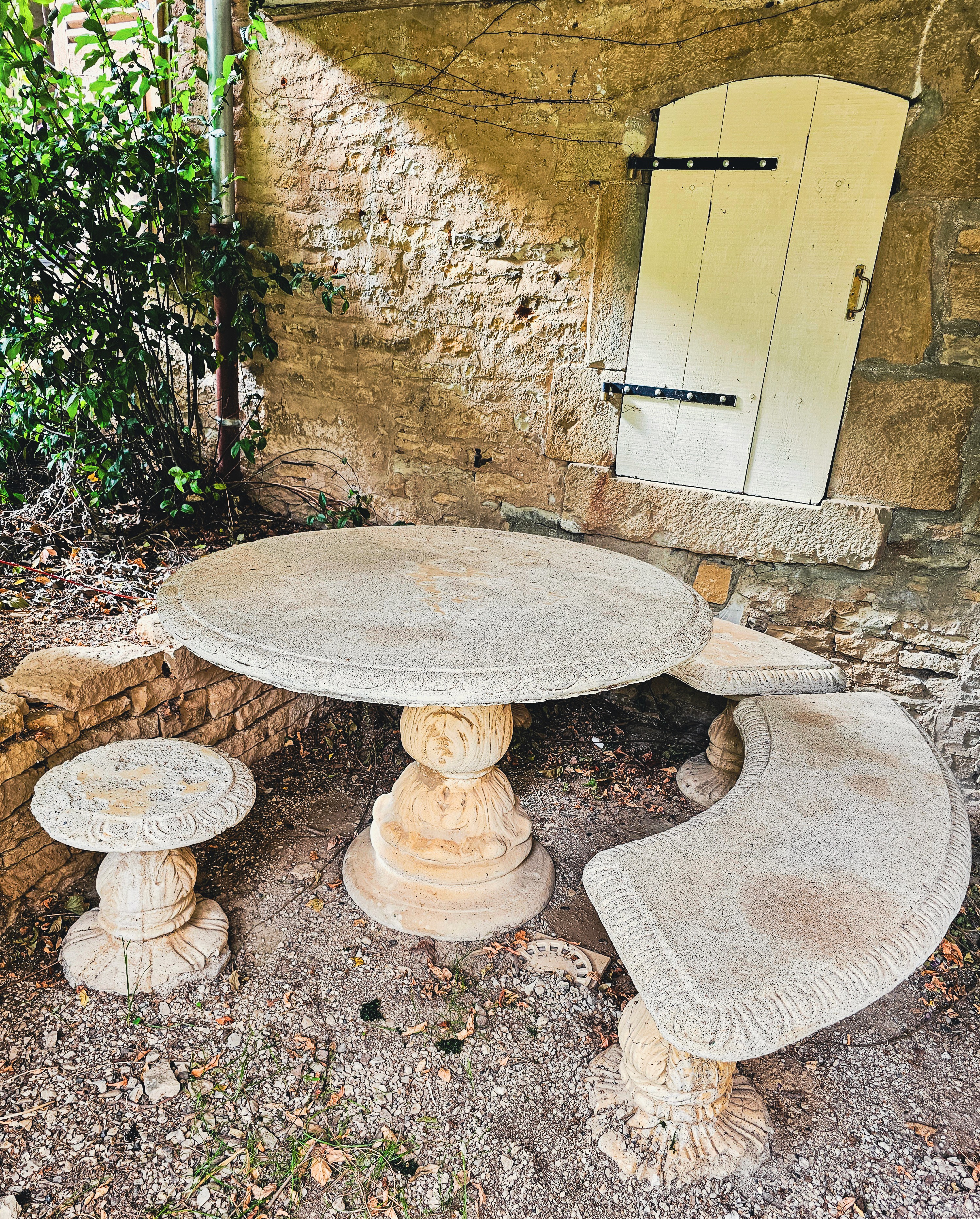 Table et bancs en pierre dehors.