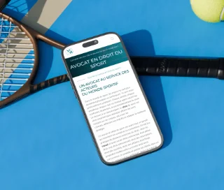 smartphone posé sur une raquette de tennis