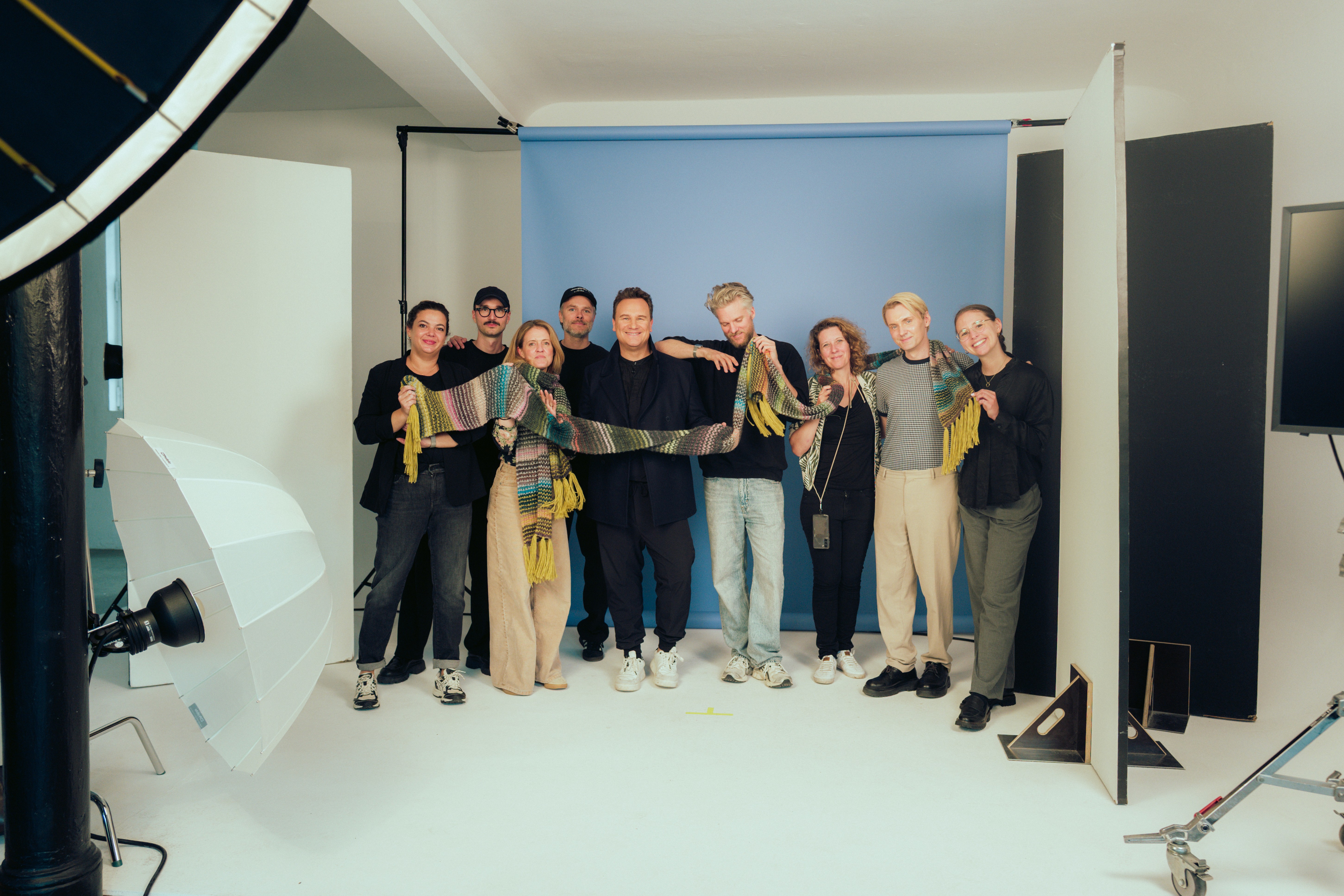 cordula stratmann ein schal fürs leben save the children  crowd with brigitte magazin 