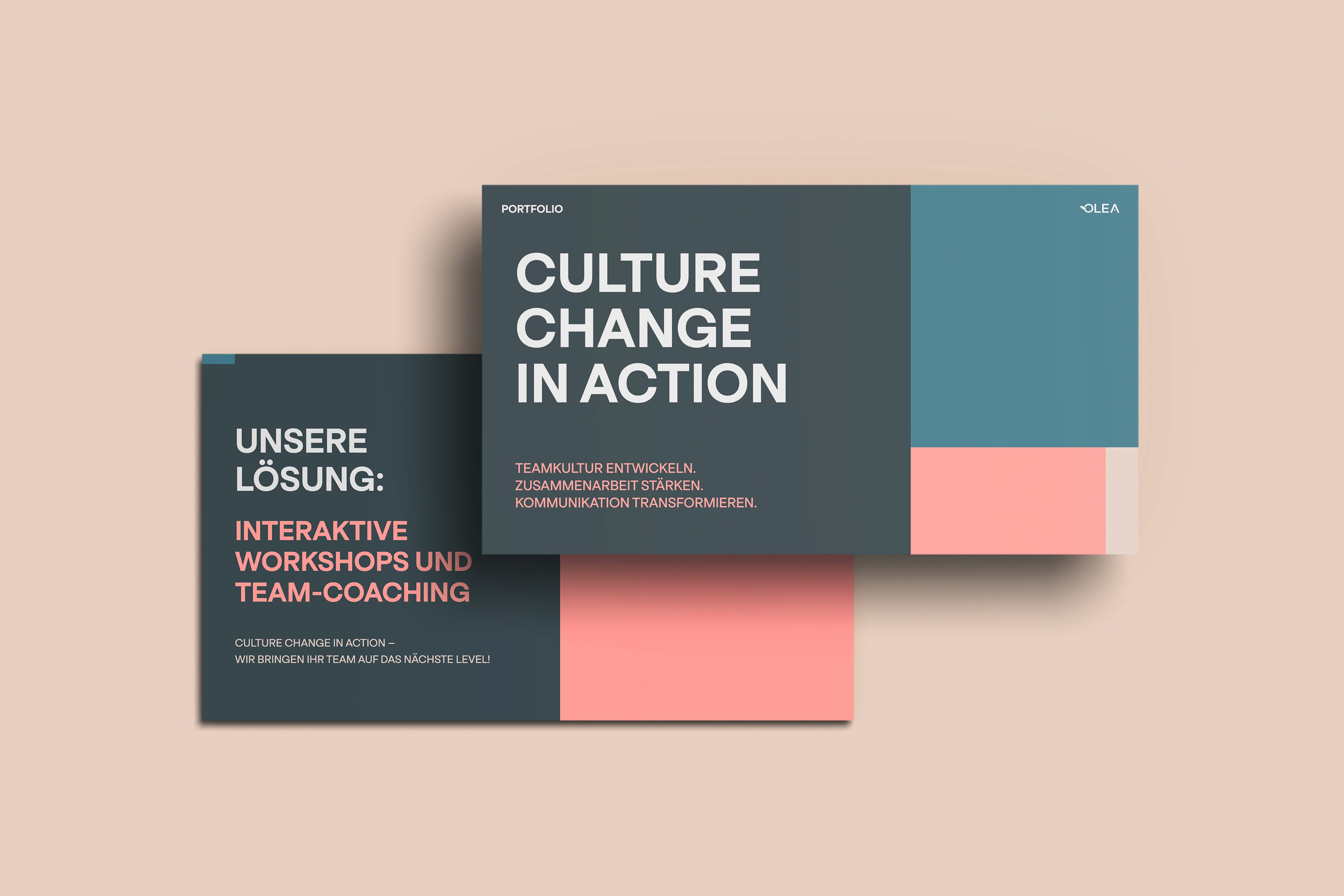 Präsentation mit Aufschrift ‘Culture in Action’ und ‘Kultur-Wandel in Aktion’ auf beigem Hintergrund mit blauem, rosafarbenem und beigem Farbblock-Design