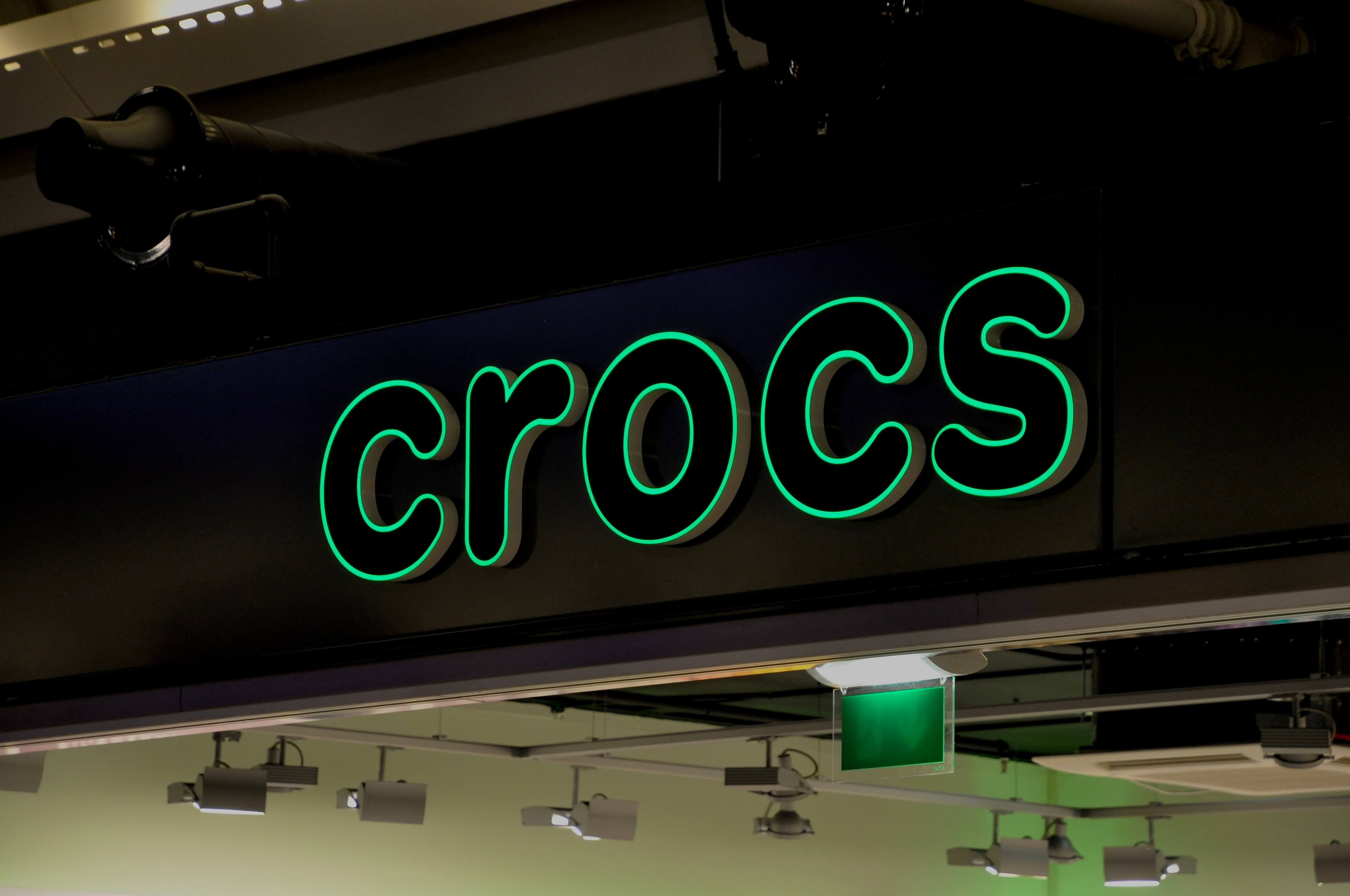 Zelené světelné logo Crocs