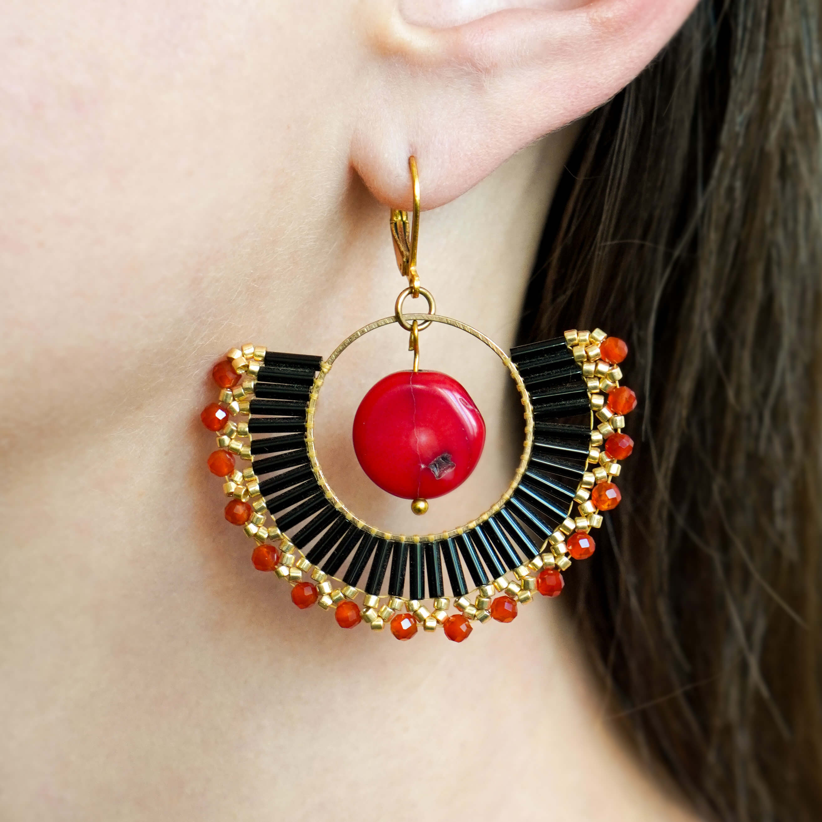 Kolczyki wachlarze z czerwonego korala i karneolu, ręcznie szyte z koralików na złotej bazie koła