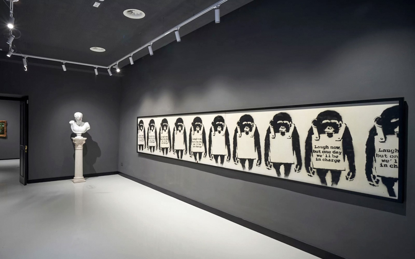 Obras de Banksy exhibidas en la sala de exposiciones del Museo Moco en Barcelona.