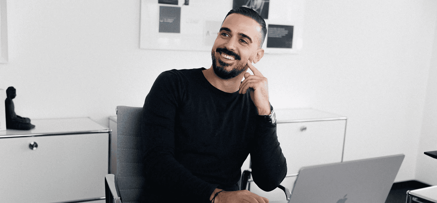 Designer Mani Shah in seinem Agenturbüro