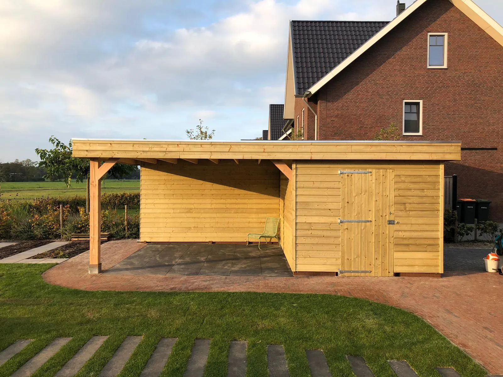 Ruime houten veranda met berging aan nieuwbouwwoning in regio Gorredijk, Drachten en Heerenveen