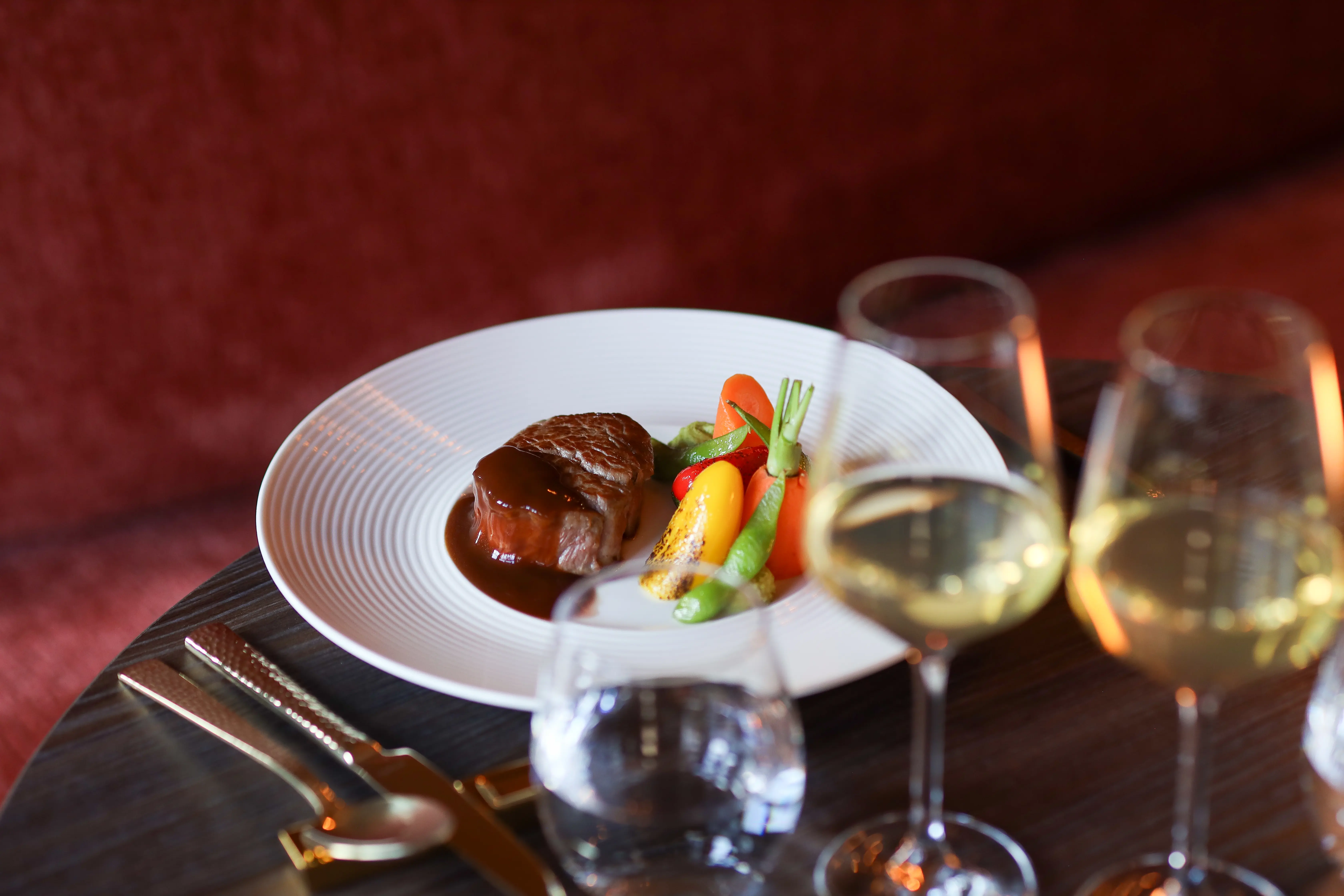 Tafel met vleesgerecht